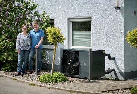 Familie Krüger vor Ihrem Haus mit Wärmepumpe
