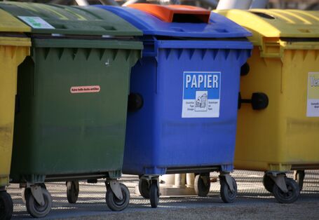 Verschiedene Abfallbehälter zur Mülltrennung