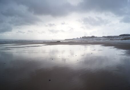 Blick vom Wasser auf einen weißen Strand