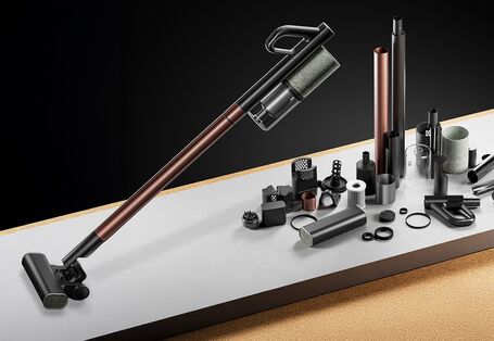 Ein Akku-Staubsauger zusammengebaut und daneben noch einmal in Einzelteilen 