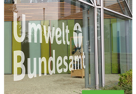 Schriftzug Umweltbundesamt auf Fensterscheibe des Umweltbundesamtes