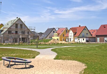In einer Neubausiedlund wird ein neues Haus gebaut