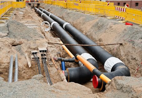 Foto einer Baustelle mit freigelegten Fernwärmeleitungen im Erdreich
