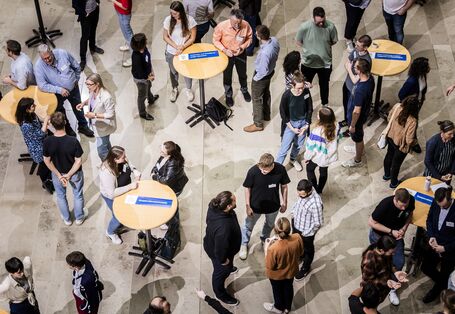 Gruppenfoto mit Teilnehmenden des Engagementforums am 12./13. April 2024 im BMUV