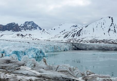 Meer und eisbedeckte Berge
