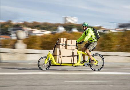 Das Bild zeigt ein Lastenrad