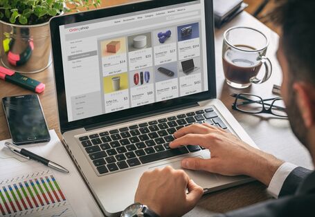 Das Bild zeigt ein aufgeklapptes Laptop, auf dessen Bildschirm die Webseite eines Online-Shops angezeigt wird 
