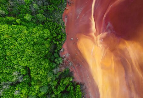Drohnenansicht eines kontaminierten, giftigen Wasserlaufs in Geamana, Rumänien