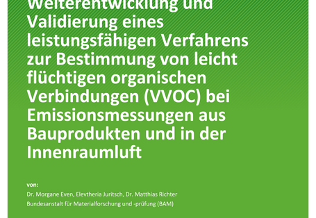 Cover des Berichts "Weiterentwicklung und Validierung eines leistungsfähigen Verfahrens zur Bestimmung von leicht flüchtigen organischen Verbindungen (VVOC) bei Emissionsmessungen aus Bauprodukten und in der Innenraumluft"