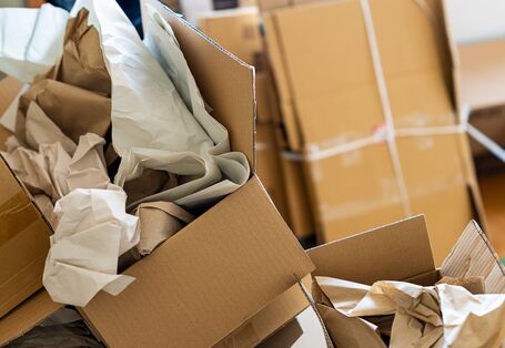 Kartons und geöffnete Pakete