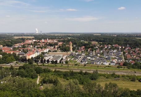 Luftbild mit Blick auf eine Siedlung und das Umland.