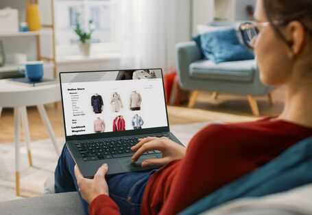 Das Bild zeigt ein Frau beim Onlineshopping an ihrem Laptop.