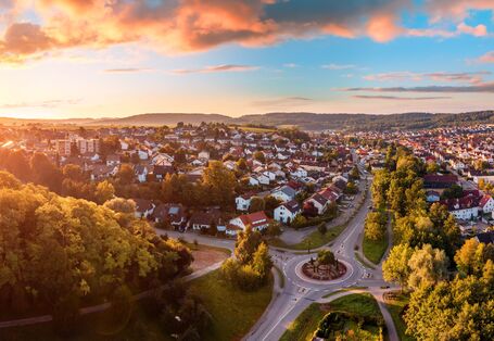 Deutsche Kleinstadt mit aufgehender Sonne
