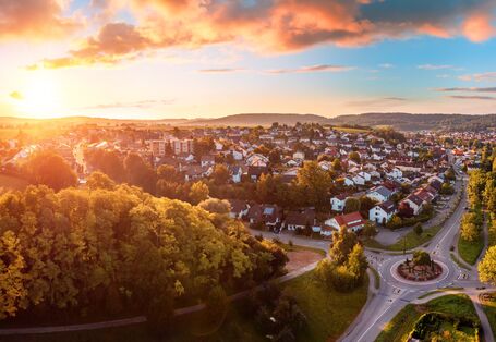 Deutsche Kleinstadt mit aufgehender Sonne