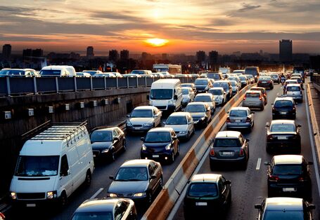 stockender Berufsverkehr vor untergehender Sonne