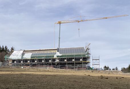 Das Bild zeigt den Rohbau der neuen UBA-Messstation auf dem Schauinsland von außen.