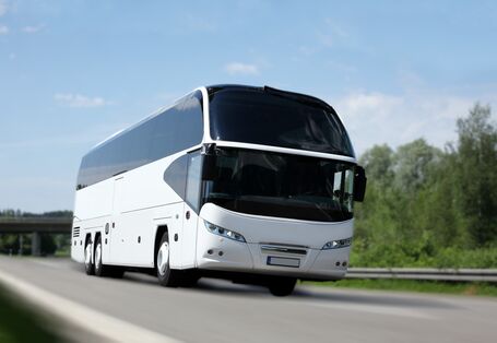 Das Bild zeigt einen fahrenden Reisebus.