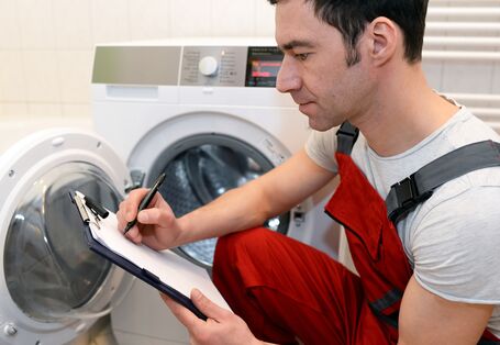 Handwerker vor Wäschetrockner