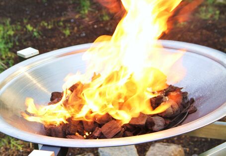 Feuerschale mit brennendem Holz