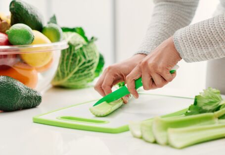 Gemüseschneiden auf dem Schneidebrett