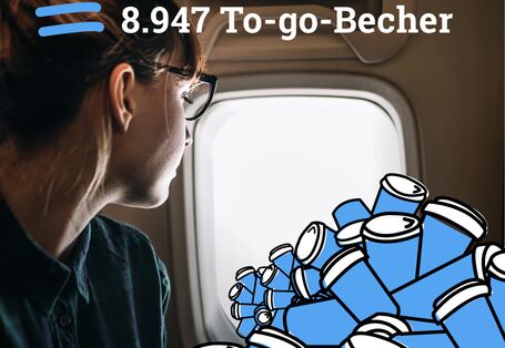 Frau sitzt im Flugzeug und schaut aus dem Fenster.