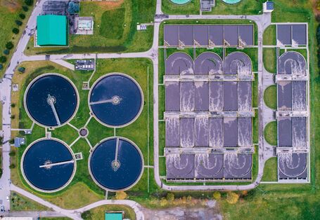 Das Bild zeigt eine Kläranlage eines Klärwerks. 