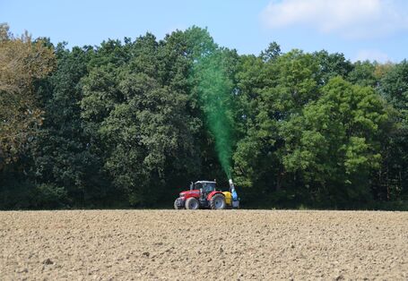 Mit einer Sprühkanone wird im Versuch ein Waldrand mit Testflüssigkeit besprüht.