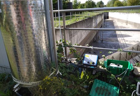 Zu sehen ist die Beprobung einer Mischwasserentlastung durch die BfG