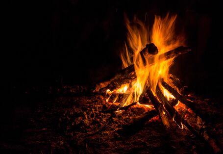 Ein brennendes Osterfeuer ist ein beliebtes Brauchtum im Frühling, erzeugt jedoch auch Feinstaub.