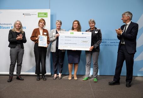 Stefan Tidow und Dr. Bettina Rechenberg überreichen einen Scheck an die Gewinner der Kommune Stadt Göttingen und die Göttinger Entsorgungsbetriebe..