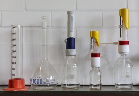 Das Bild zeigt verschiedene Laborutensilien wie z. B. einen Messbecher.