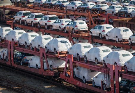 Neuwagen auf einem Güterzug.