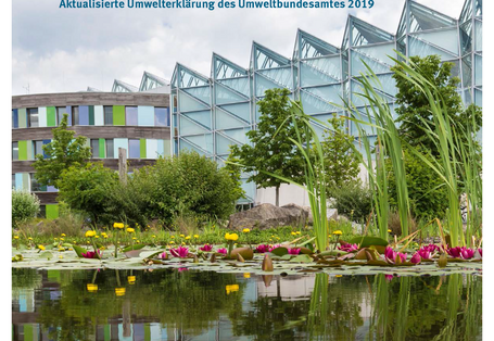 Cover der Fachbroschüre Auf dem Weg zum treibhausgasneutralen UBA mit Bild des UBA-Hauptgebäudes in Dessau.