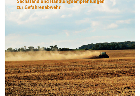 Cover der Publikation Bodenerosion durch Wind: Traktor auf einem Acker