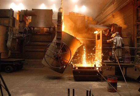 Hochofen in einer Industriehalle