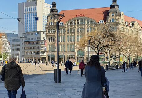 Menschen in einer Innenstadt