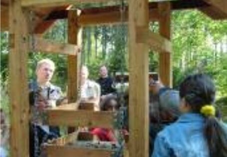 Foto des Schüttelturms, an dem sich die Korngrößen eines Bodens herausgesieben lassen