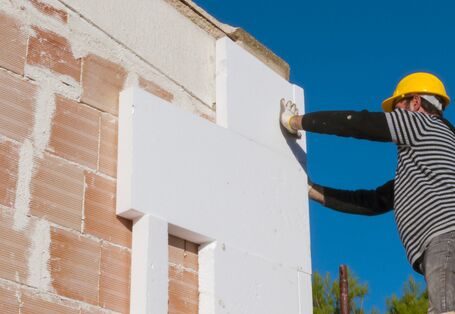 Bild zur Aufbringung einer Wärmedämmung am Gebäude