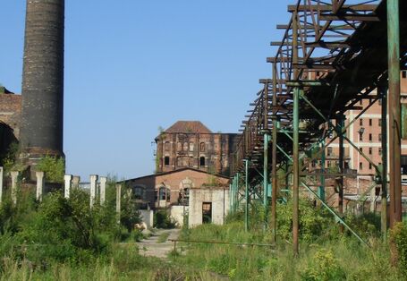 Фотография заброшенной промышленной территории