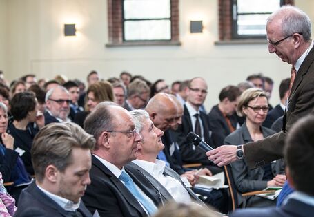 Auch das Publikum kommt zu Wort – kommentiert und diskutiert die Vorträge