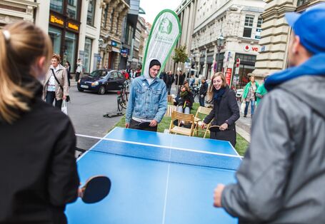 Menschen spielen Tischtennis auf Seitenparkstreifen