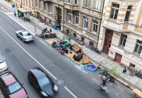 Gruppe von Menschen hat sich auf Seitenparkstreifen eine kleine Lounge eingerichtet