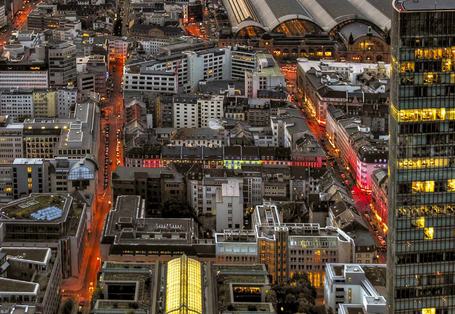 Blick auf eine Stadt von oben bei Nacht