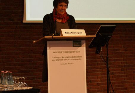 Frau Krautzberger hinter Rednerpult