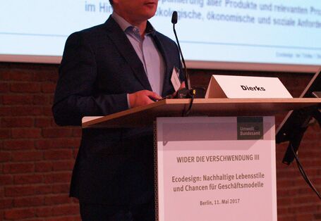 Herr Dierks hinter Rednerpult