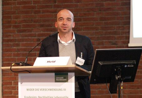 Foto von Herrn Held hinter Pult