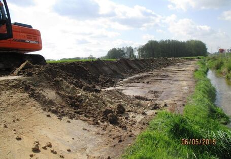 Foto: Baumaßnahme am Schierenbach zur Aufweitung des Profils und Abflachung der Ufer. Neben dem Gewässer trägt ein Bagger Boden ab.