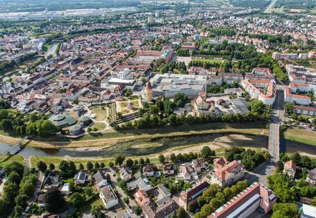 Luftbild der Murg mit ausgedehnten Kies- und Sandbänken.