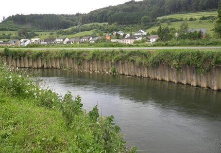 Foto: Eine Flussbiegung mit massivem Verbau entlang des Prallufers, der Erosion und somit eigendynamische Entwicklung des Flusses verhindert.