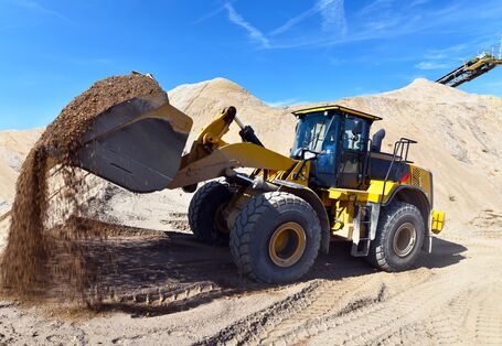 Radlader beim Abbau von Sand in einem Kieswerk